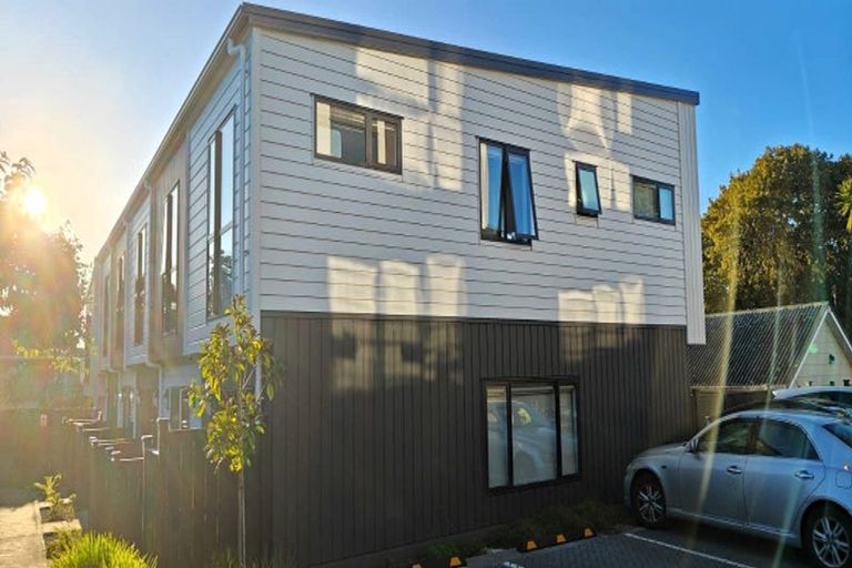 Photo of property in 5/58 Te Atatu Road, Te Atatu South, Auckland, 0610