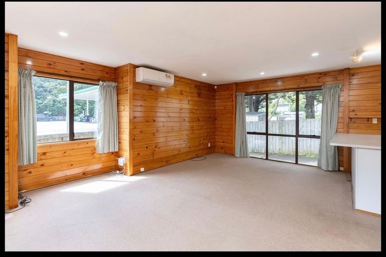 Photo of property in 94a Newlands Road, Newlands, Wellington, 6037