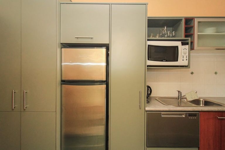 Photo of property in Atrium Towers, 6q/154 The Terrace, Wellington Central, Wellington, 6011