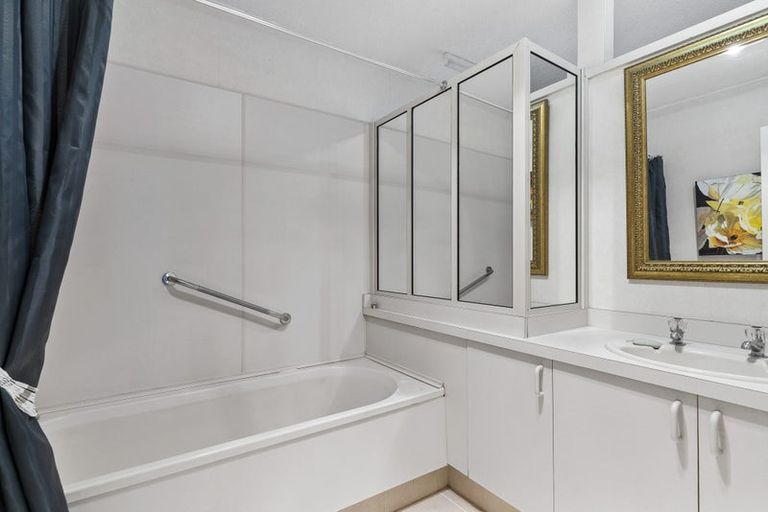 Photo of property in 14 Cyclades Place, Shelly Park, Auckland, 2014