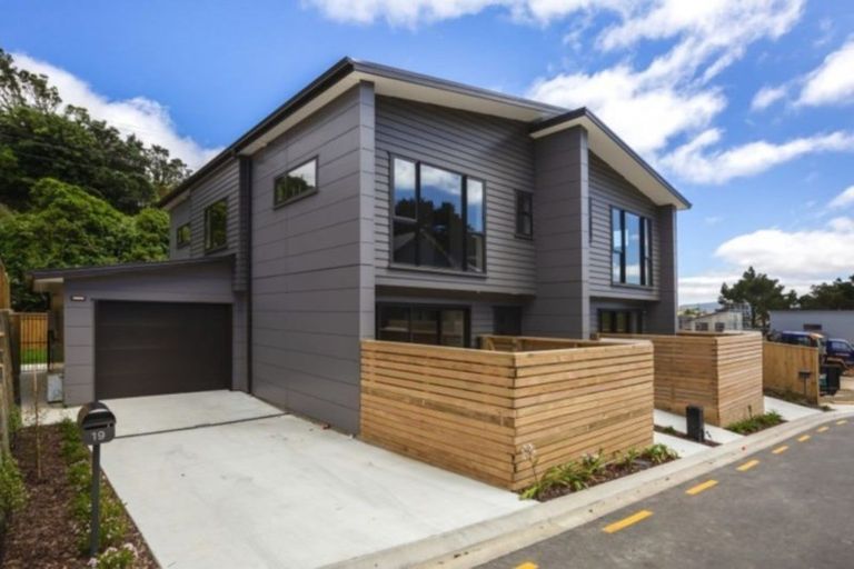 Photo of property in 2 Brindle Way, Newlands, Wellington, 6037