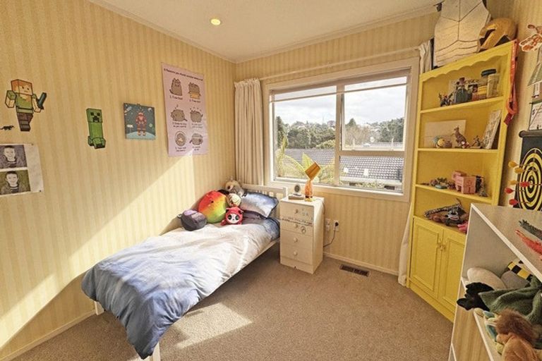 Photo of property in 8 Langstone Place, Chatswood, Auckland, 0626