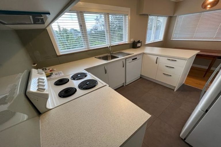 Photo of property in 30 Eastglen Road, Glen Eden, Auckland, 0602