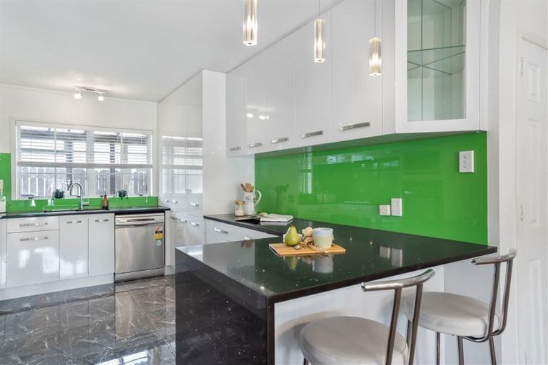 Photo of property in 121 Everglade Drive, Totara Heights, Auckland, 2105