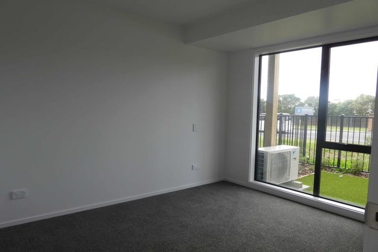 Photo of property in 2/504 Don Buck Road, Massey, Auckland, 0614
