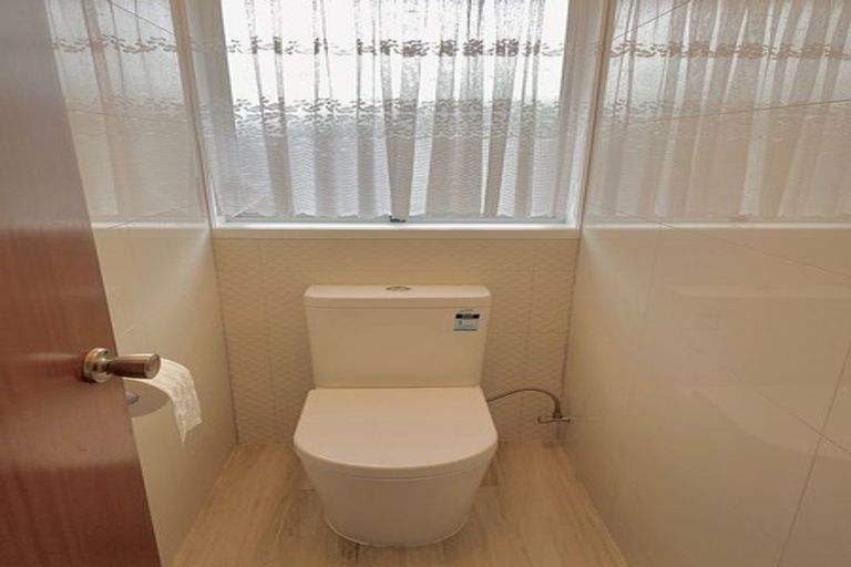 Photo of property in 31 Beechdale Crescent, Pakuranga Heights, Auckland, 2010