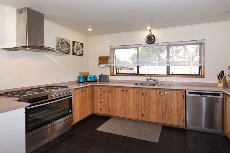 Photo of property in 180 Walter Strevens Drive, Conifer Grove, Takanini, 2112