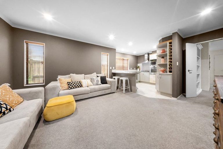 Photo of property in 15 Lilybank Crescent, East Tamaki, Auckland, 2013