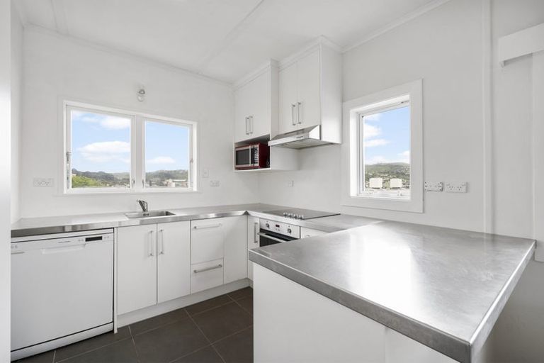 Photo of property in Kingsgate Flats, 10 Austin Street, Mount Victoria, Wellington, 6011