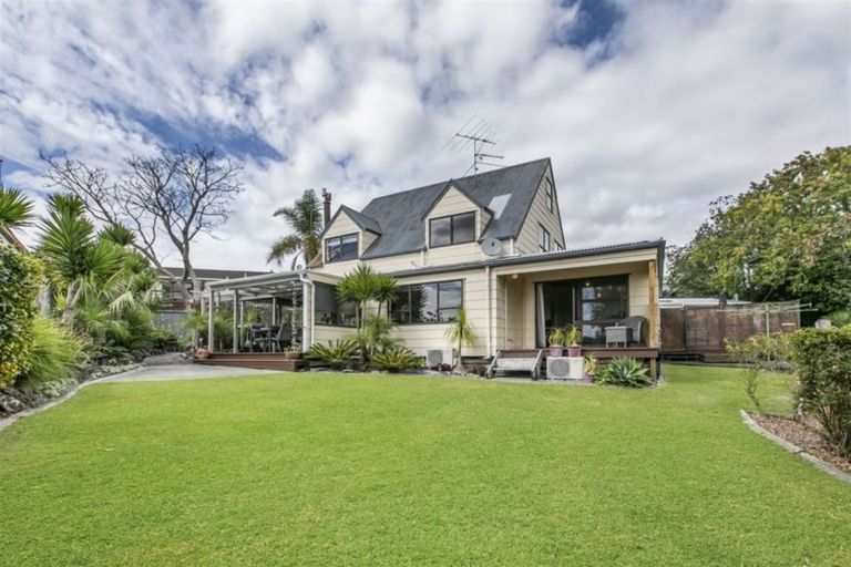 Photo of property in 158 Luckens Road, West Harbour, Auckland, 0618