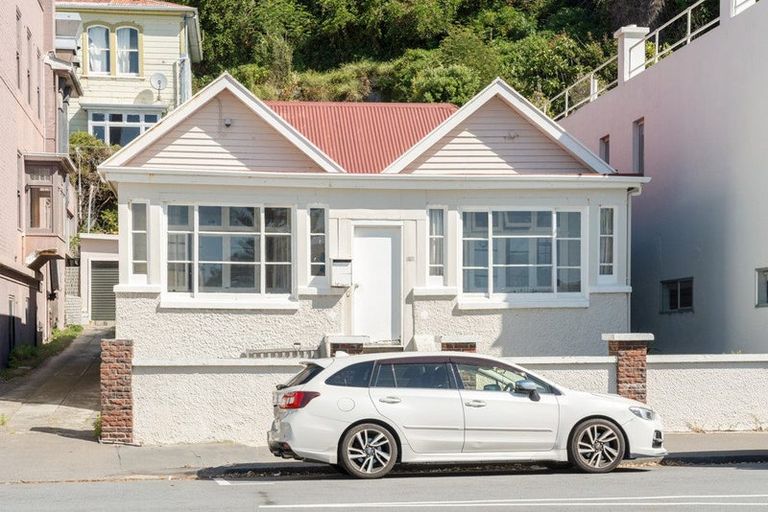 Photo of property in 230 Oriental Parade, Oriental Bay, Wellington, 6011