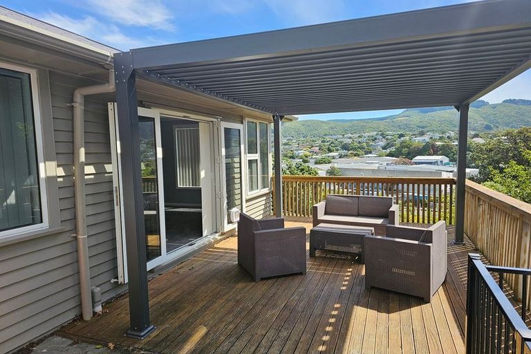 Photo of property in 1 Taylor Terrace, Tawa, Wellington, 5028