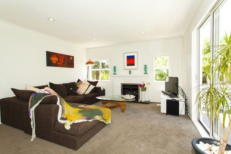 Photo of property in 39 Lyons Avenue, Murrays Bay, Auckland, 0630