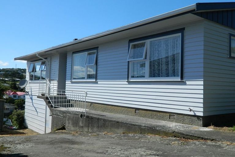Photo of property in 3 Merritt Way, Newlands, Wellington, 6037