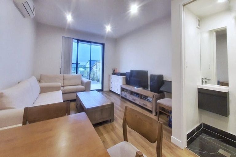 Photo of property in 10 Heketara Way, Massey, Auckland, 0614