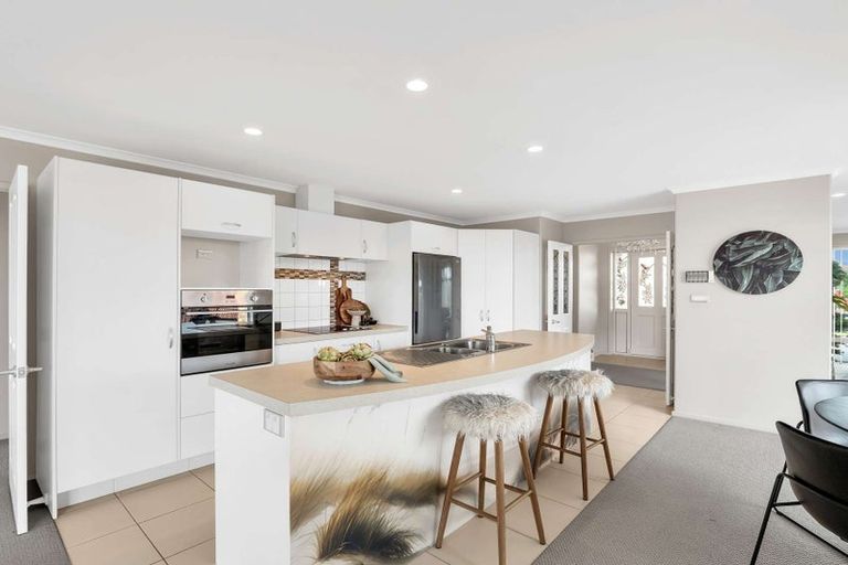 Photo of property in 11 Wai Place, One Tree Point, 0118