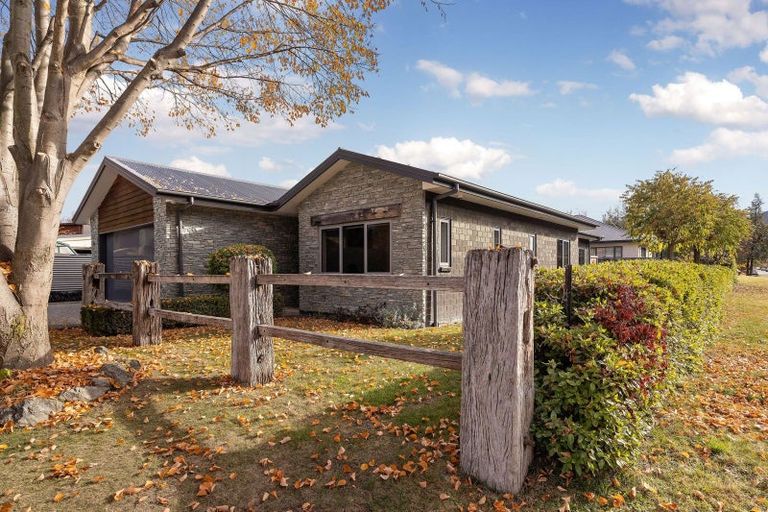 Photo of property in 2 Innes Place, Arrowtown, 9302