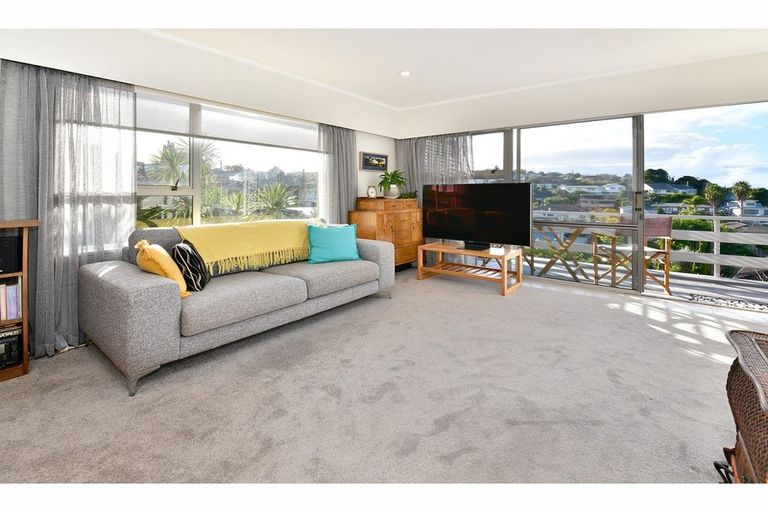 Photo of property in 18a Tower Hill, Stanmore Bay, Whangaparaoa, 0930