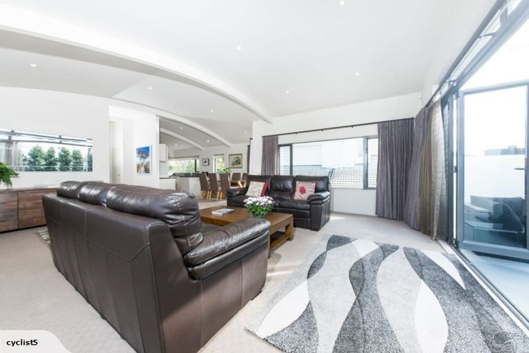 Photo of property in 33a Seacliffe Avenue, Belmont, Auckland, 0622