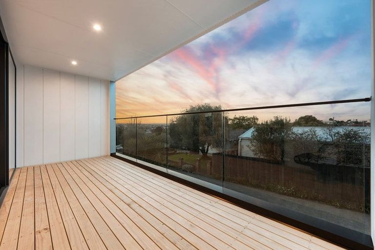 Photo of property in 4202e Great North Road, Glendene, Auckland, 0602