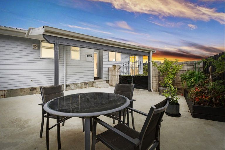 Photo of property in 18 Omaha Grove, Totara Park, Upper Hutt, 5018