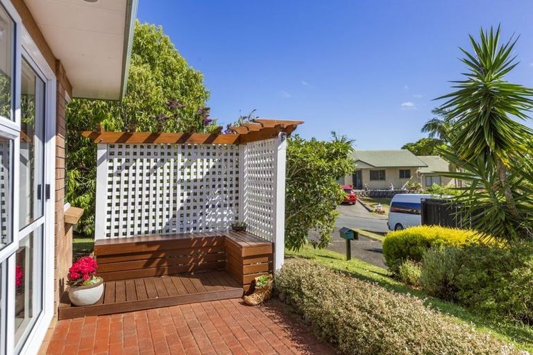 Photo of property in 10 Ryden Place, Glen Eden, Auckland, 0602