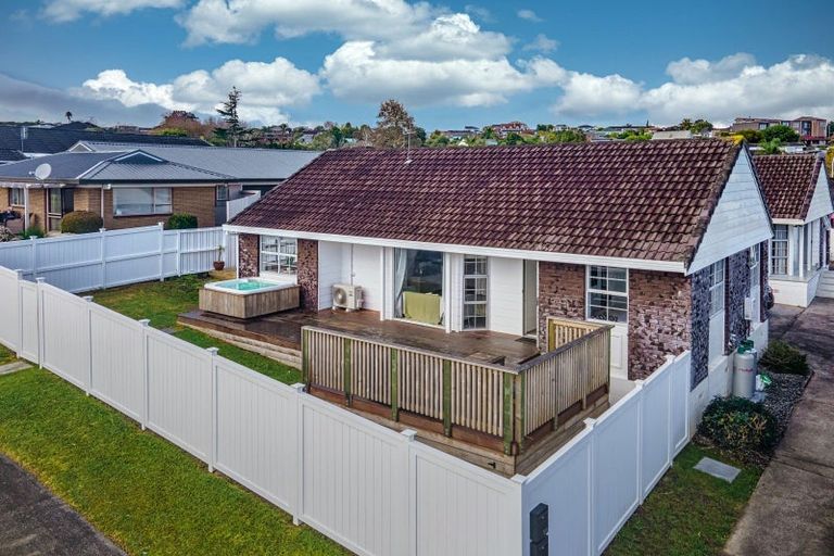 Photo of property in 1/3 Benygloe Place, Highland Park, Auckland, 2010