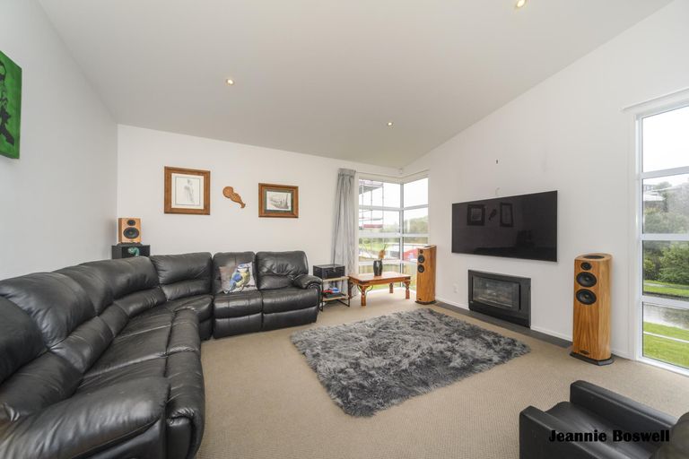 Photo of property in 105 Cashmere Drive, Fitzherbert, Palmerston North, 4410
