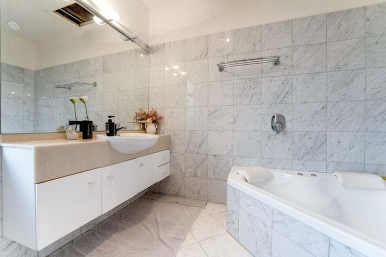 Photo of property in 18 Ribbonwood Crescent, Goodwood Heights, Auckland, 2105