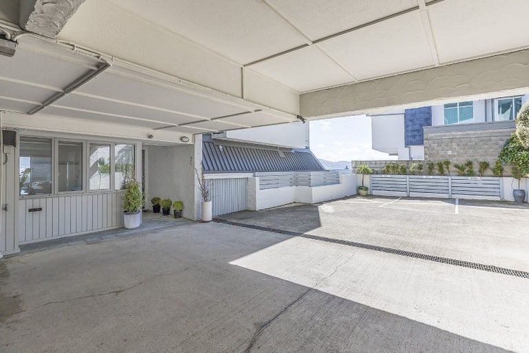 Photo of property in Beauport Apartments, 2/30 The Crescent, Roseneath, Wellington, 6011