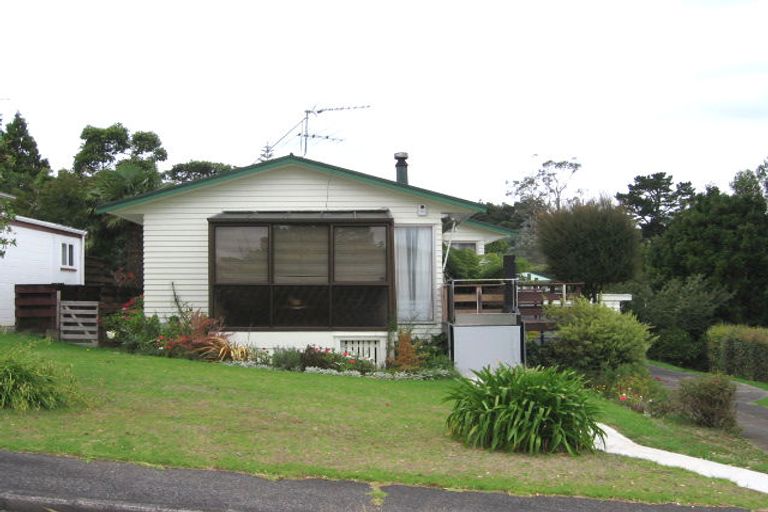 Photo of property in 4 Pavola Grove, Glenfield, Auckland, 0629