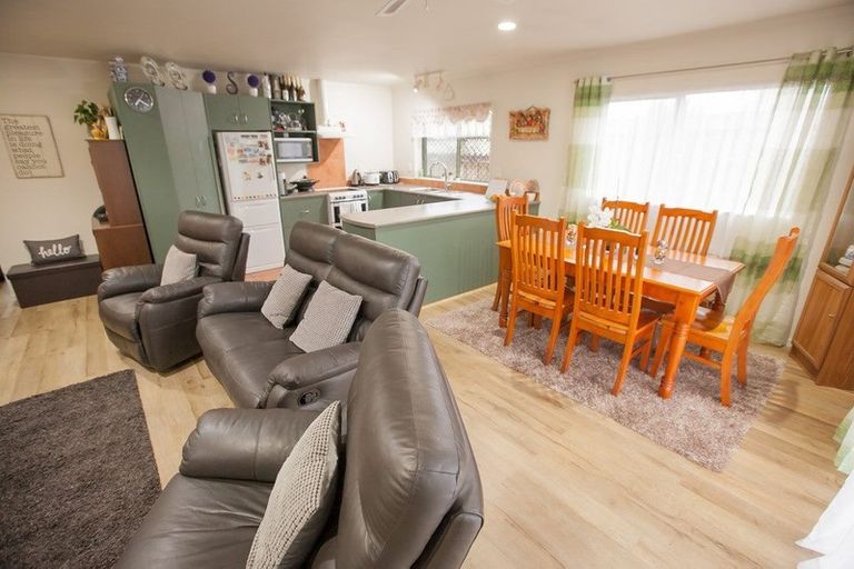 Photo of property in 3a Benton Place, Manurewa, Auckland, 2102