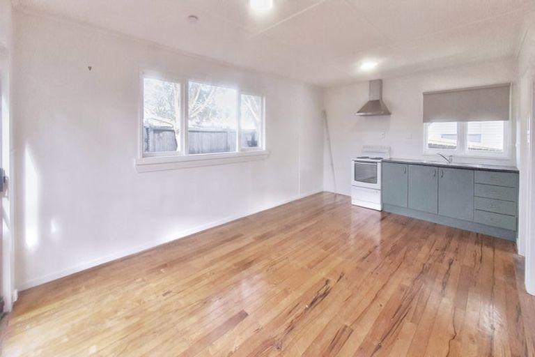 Photo of property in 1/48 Woodside Road, Massey, Auckland, 0614