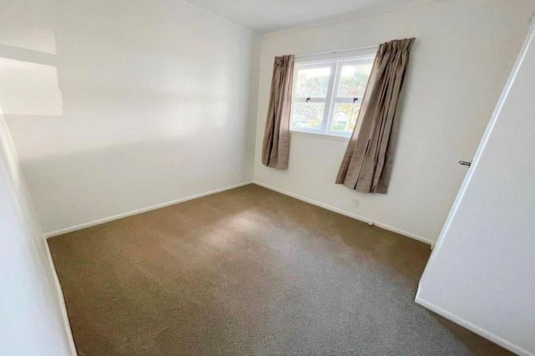 Photo of property in 1/5 Folkestone Street, Murrays Bay, Auckland, 0630
