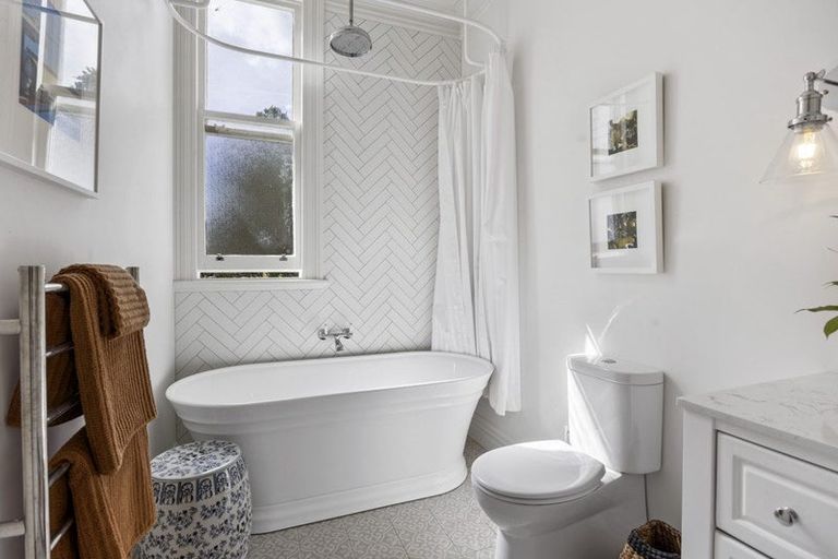 Photo of property in 329 Mangorei Road, Merrilands, New Plymouth, 4312