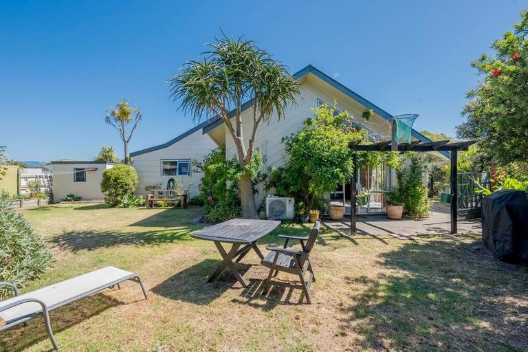 Photo of property in 36 Freyberg Crescent, Waikanae Beach, Waikanae, 5036