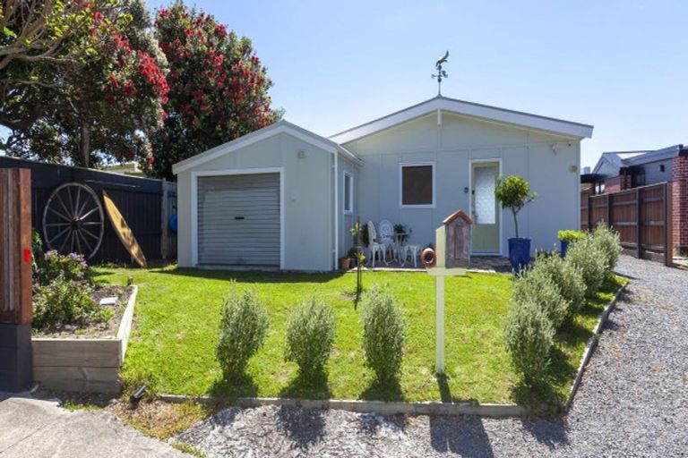 Photo of property in 39 Aperahama Street, Paekakariki, 5034