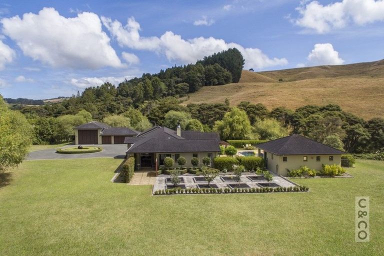 Photo of property in 1030 Peak Road, Helensville, 0875