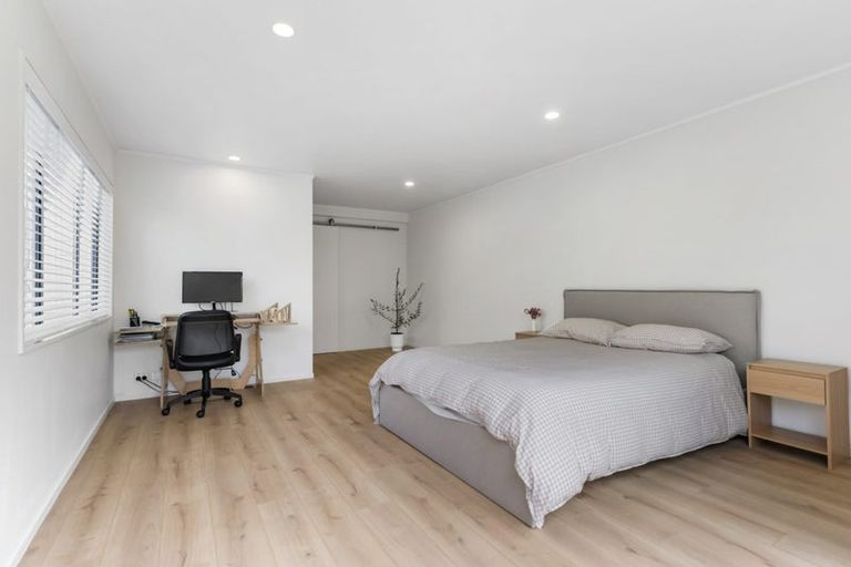 Photo of property in 5 Bridgehead Cove, West Harbour, Auckland, 0618