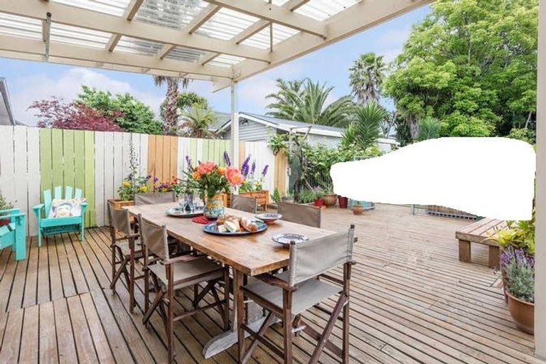 Photo of property in 18 Kervil Avenue, Te Atatu Peninsula, Auckland, 0610