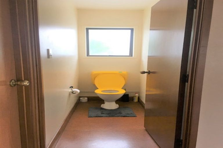 Photo of property in 32 Te Atatu Road, Te Atatu South, Auckland, 0610