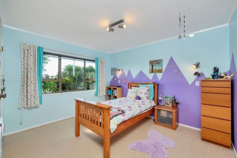 Photo of property in 60 Kaipara Road, Papakura, 2582
