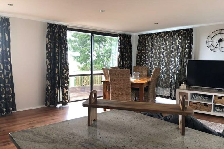 Photo of property in 32 Exeter Place, Unsworth Heights, Auckland, 0632