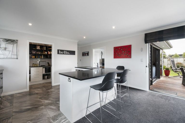 Photo of property in 9 Saint Heliers Grove, Fitzherbert, Palmerston North, 4410