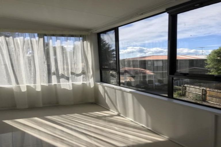 Photo of property in 6a Cambric Place, Botany Downs, Auckland, 2010