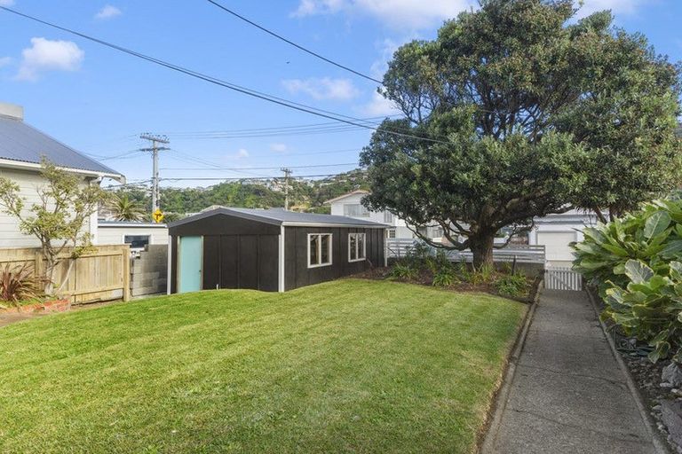 Photo of property in 203 Onepu Road, Lyall Bay, Wellington, 6022