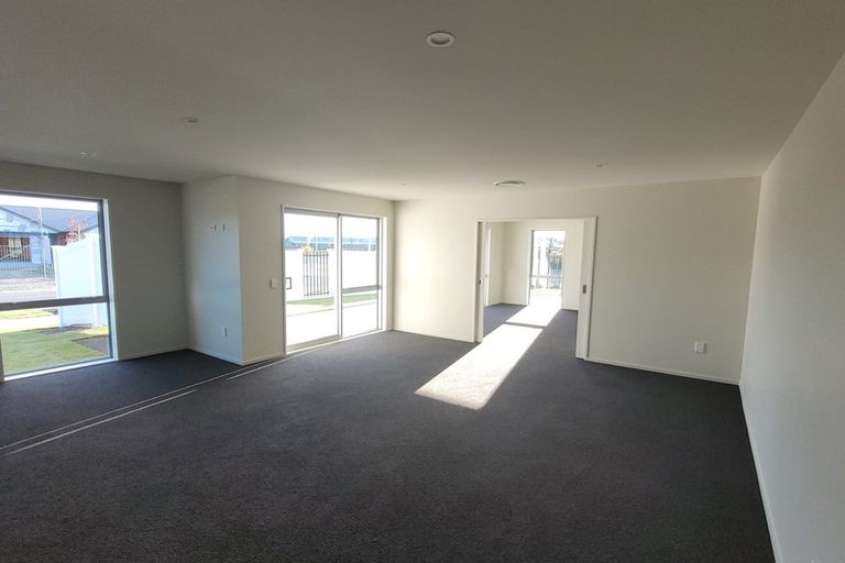Photo of property in 1 Mccahon Drive, Rangiora, 7400