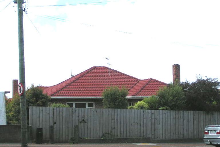 Photo of property in 47 Onewa Road, Northcote, Auckland, 0627