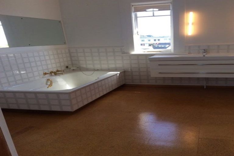 Photo of property in 80 Beechdale Crescent, Pakuranga Heights, Auckland, 2010