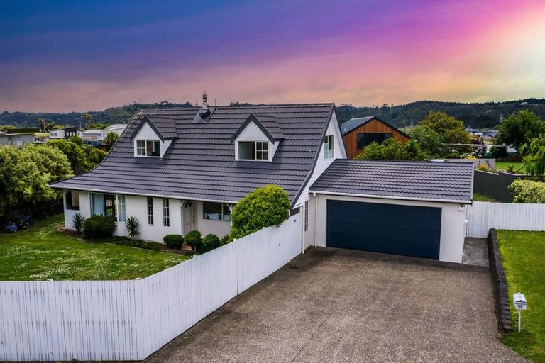 Photo of property in 11 Sunny Crescent, Huapai, Kumeu, 0810